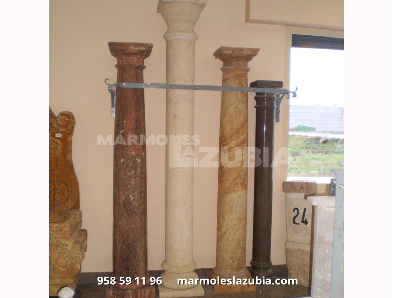Columnas de mármol de distintos tamaños, diámetros con base y capitel