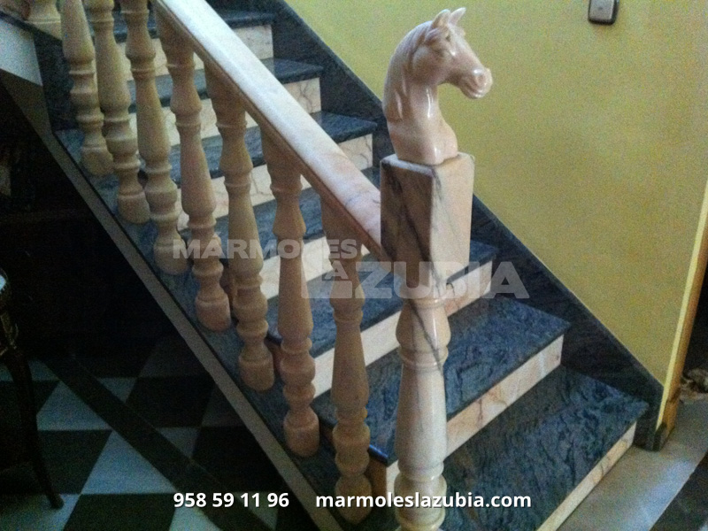 Escaleras de granito verde con tabica en rosa portugues, zanquin a cartabón. Balustrada en rosa portugues