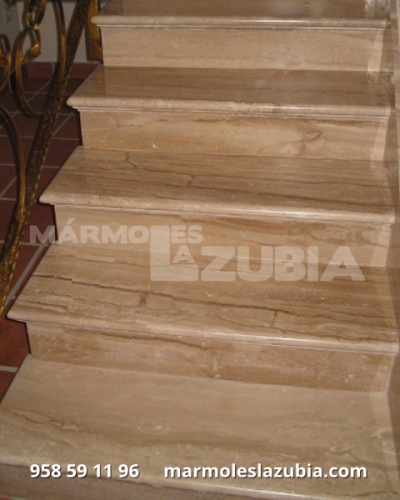 Escaleras de mármol daeno reale con canto redondo y tira