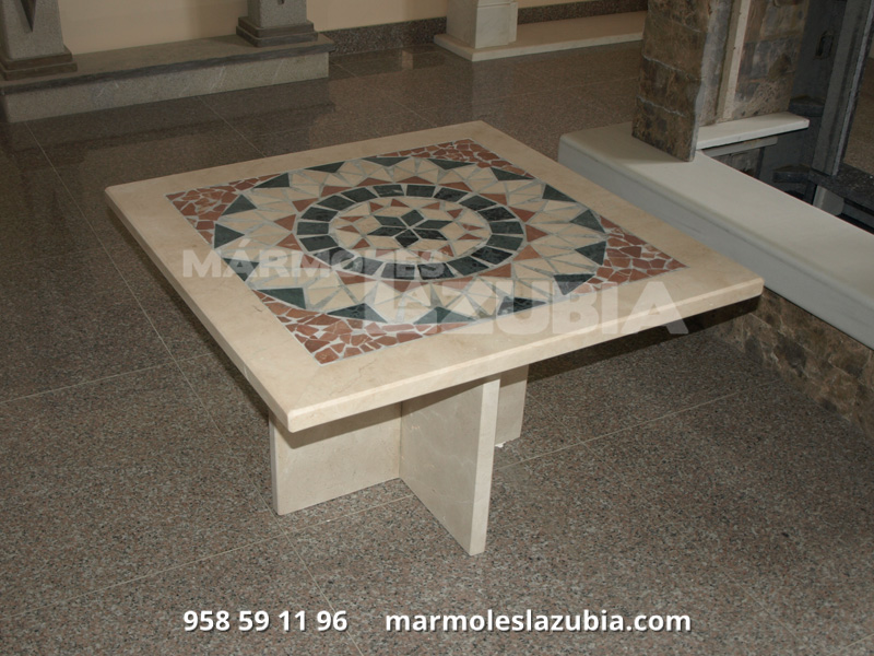 Mesa de mármol crema marfil con mosaico de mármol en rojo alicante, verde macael y crema marfil